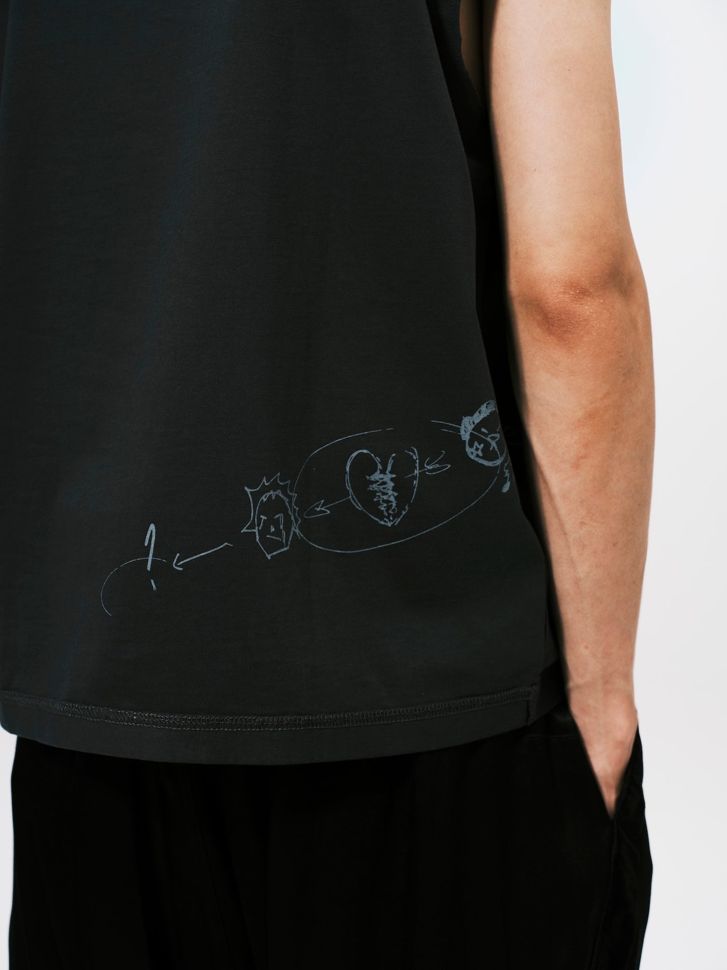"A" BASIC SLEEVLESS TOP GREY