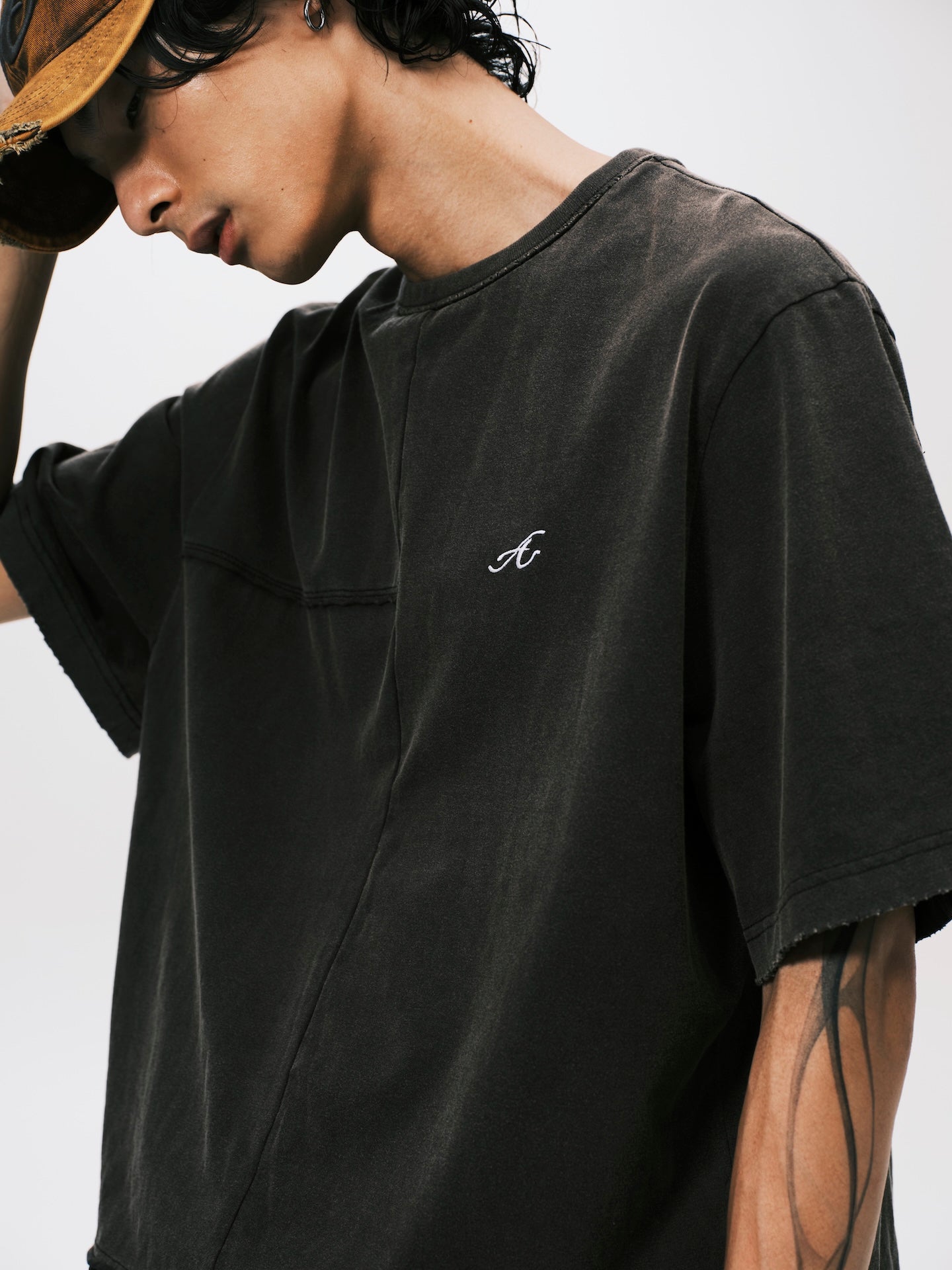 RECONSTRUCT CROPPED TEE BLACK